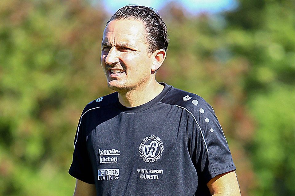 Ist inzwischen in der fünften Saison Trainer des VfR Neuburg: Derzeit belegt Christian Krzyzanowski mit seiner Mannschaft in der Landesliga Südwest den zweiten Platz.