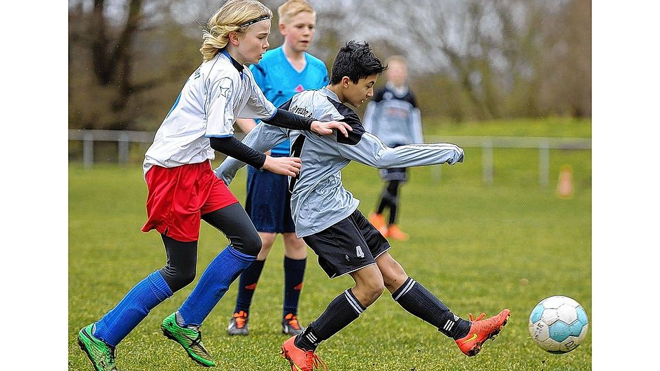 Obwohl Hannes Wöbke (links) von den D-Junioren des SV Tungendorf hier großen Einsatz zeigt, kann er  Raphael Heyke (Preußen Reinfeld) nicht am Passspiel hindern.Foto: Sell