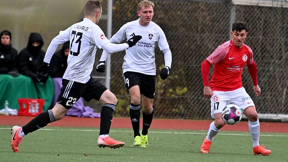 Tim Thielen (Bildmitte) krönte eine starke zweite Hälfte der SG Hochwald und erzielte das Tor des Tages. Links: sein Teamkollege Tobias Lenz, rechts: der Wittlicher Akteur Nicolae Stefan. 