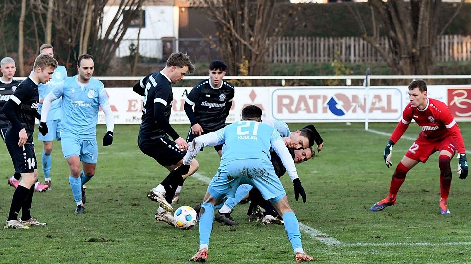 Schwabmünchens Keeper Lukas Schneider (rechts) und Verteidiger Jona Köhler (am Ball) hatten zwar ein paar knifflige Situationen zu überstehen, trotzdem gewannen sie mit dem TSV Schwabmünchen gegen den FC Ehekirchen und überwintern auf Platz eins.