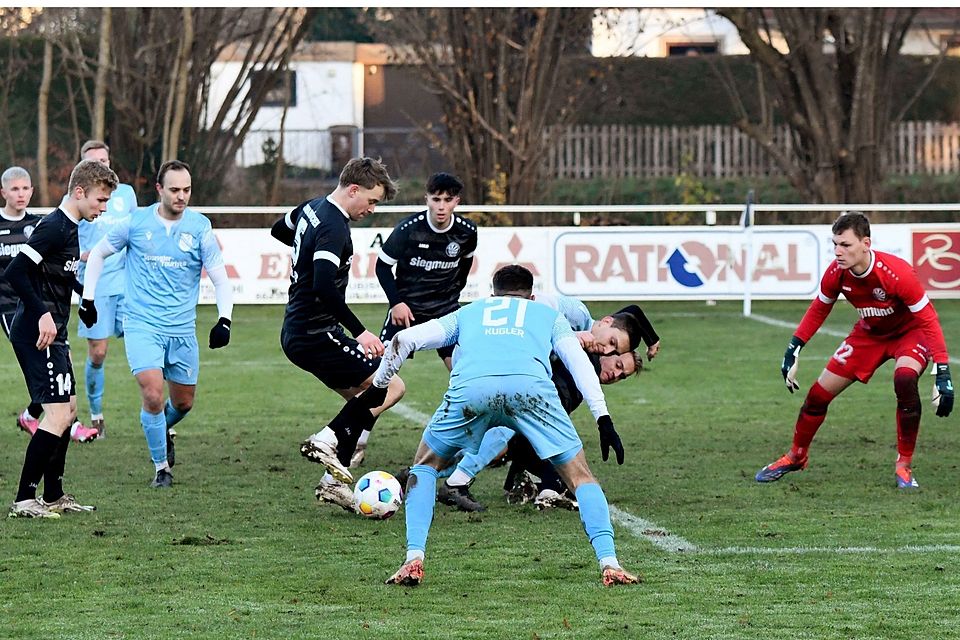 Schwabmünchens Keeper Lukas Schneider (rechts) und Verteidiger Jona Köhler (am Ball) hatten zwar ein paar knifflige Situationen zu überstehen, trotzdem gewannen sie mit dem TSV Schwabmünchen gegen den FC Ehekirchen und überwintern auf Platz eins.