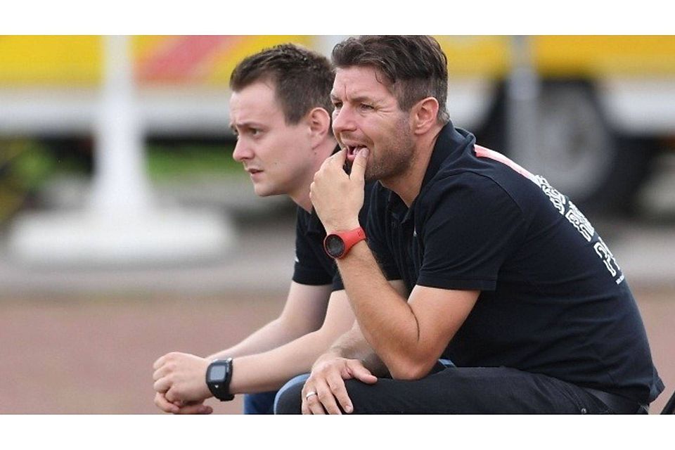 Schauen nach vorne: Delbrücks Trainer Jörg Runge (vorne) und sein Co-Trainer Martin Diekotto.