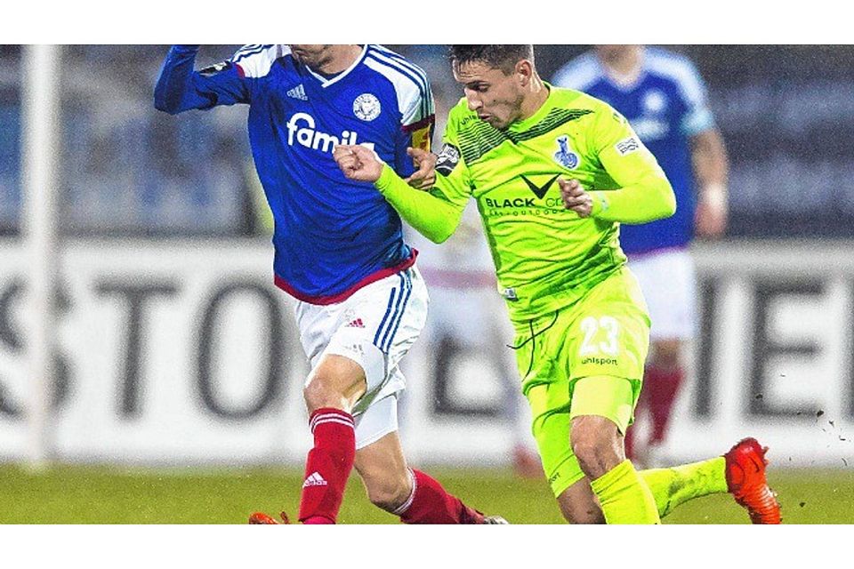 Rasantes Duell: Holsteins Dominick Drexler (links) schirmt den Ball hier gegen den ehemaligen Kieler  Fabian Schnellhardt ab. 54°/Felix König