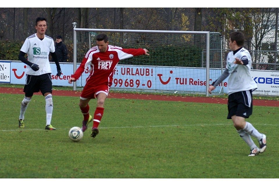 Josef Holler (rot) erzielte wieder einmal als Einwechselspieler ein Tor. Sein 3:0 war gleichzeitig der Endstand. F: Eberhard Viehauser