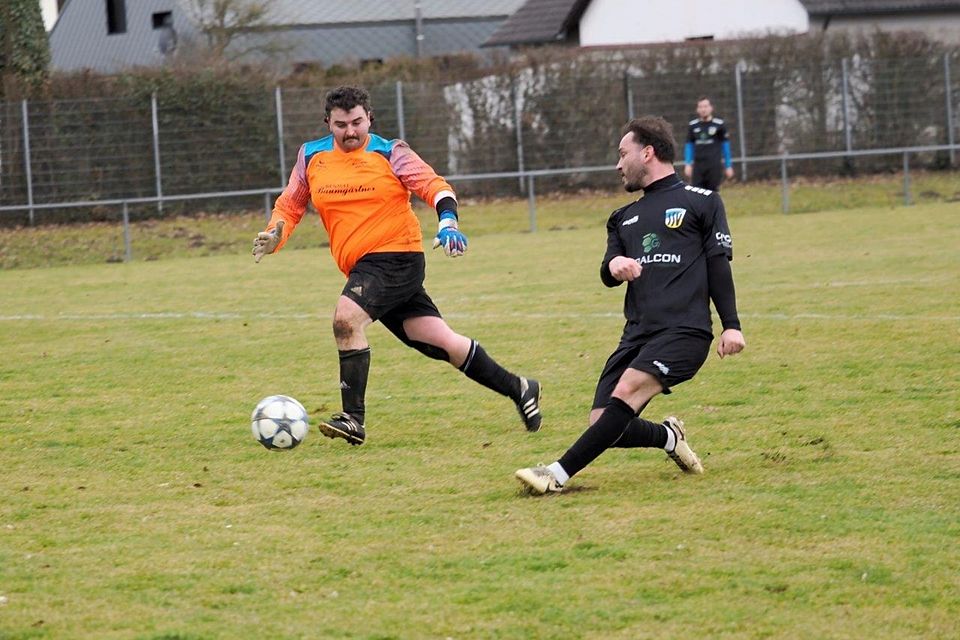 Gleich dreimal traf Dillingens Torjäger Adonis Isufi (links im Bild) im Test gegen die SG Lutzingen/Unterliezheim und lässt auch in dieser Situation Gästekeeper Bastian Burggraf keinerlei Abwehrmöglichkeit.