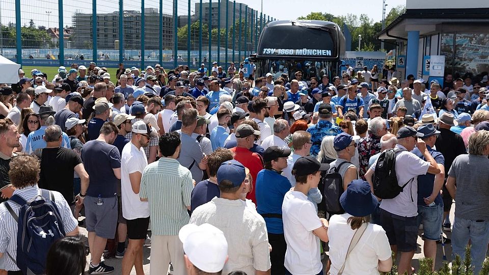Riesiger Andrang beim ersten Löwentraining von Kevin Volland, Florian Niederlechner und Co - rund 900 1860-Fans kamen bei hochsommerlichen Temperaturen nach Giesing.