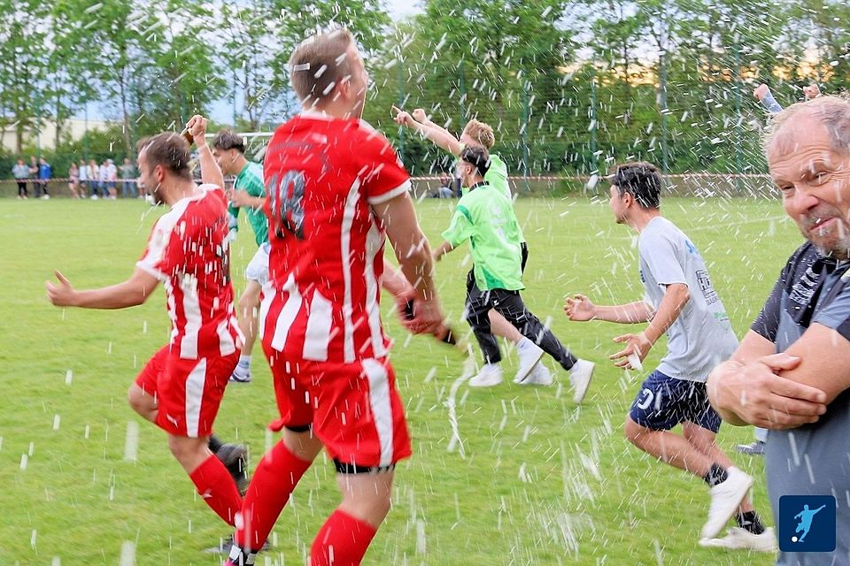 Frank Bonfig rechts am Rande, als Üchtelhausen in Hesselbach spritzte