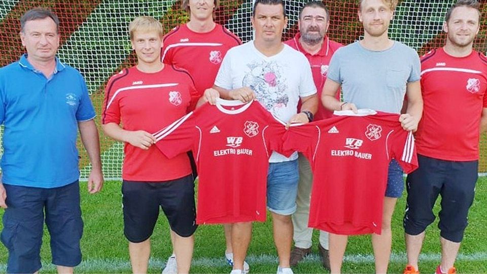 Präsentation des neue Trainerteams beim FC Zell-Bruck: (von links) Vorsitzender Stefan Fischer, Sebastian Skowronski, Christian Zeiler, Rinaldo „Ricky“ Markati, Sportlicher Leiter Hubert Eisenhofer, Tobias Kroll und Patrick Schäffer.