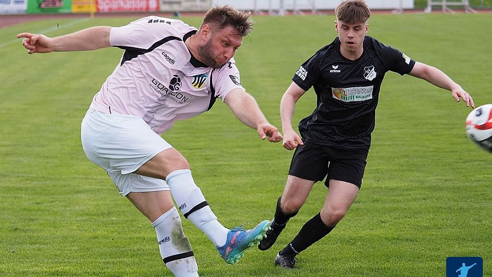 Alexander Kinder (links) hatte mit der SSV Dillingen schöne Osterfeiertage, denn dem Kreisliga-Kellerkind gelangen zwei Siege.