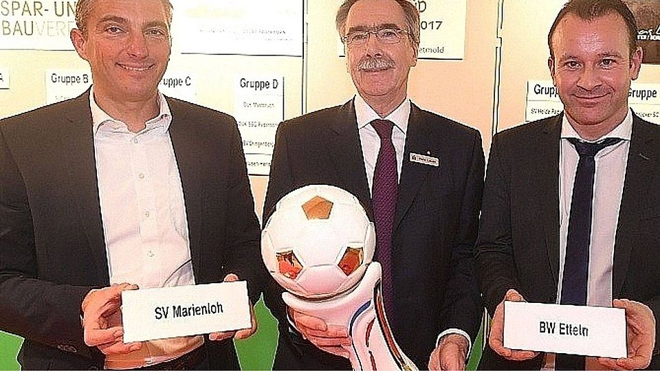Heides Fußballobmann Thomas Dressler, Sparkassen-Vorstandschef Hans Laven und Heides Vorsitzender Thomas Wilmes (v. l.) präsentieren die Silvester-Cup-Trophäe sowie die Namen der beiden Teams, die das Eröffnungsspiel bestreiten werden.