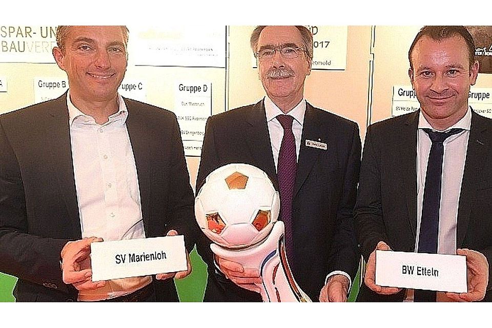 Heides Fußballobmann Thomas Dressler, Sparkassen-Vorstandschef Hans Laven und Heides Vorsitzender Thomas Wilmes (v. l.) präsentieren die Silvester-Cup-Trophäe sowie die Namen der beiden Teams, die das Eröffnungsspiel bestreiten werden.