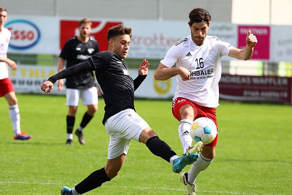 Jonas Mayer (links) und der TV Parsberg stehen im Heimspiel gegen Dingolfing unter Zugzwang.