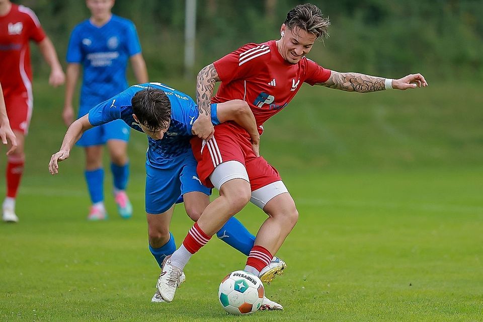Voller Körpereinsatz: Joshofens Vincent Porombka (links) im Zweikampf mit Jettingens Marlon Fischer.
