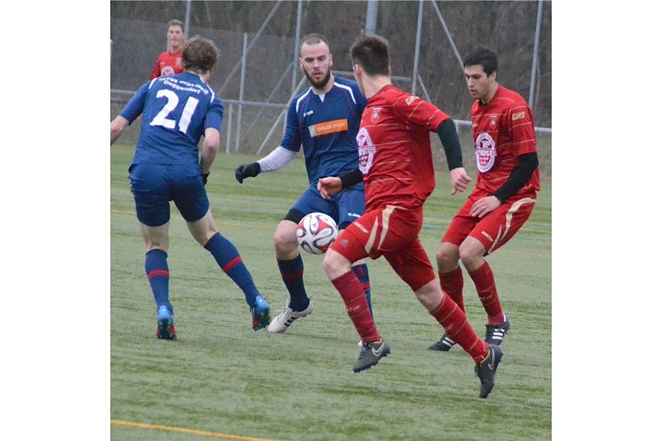 Umringt von Abwehrspielern sind hier die ASV-Spieler Grunner (links) und Schrödl. Foto: Gleisenberg