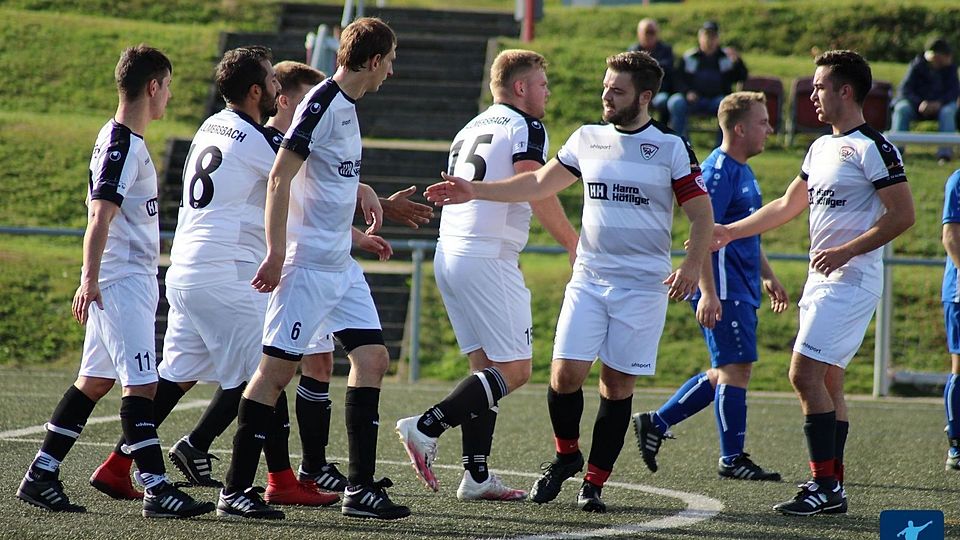 Der SV Allmersbach III (weiße Trikots) siegte gegen Sulzbach II. 