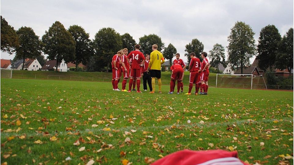 Einschwören auf die entscheidende Phase: das Team von TuS Bad Essen. (Foto: Ralf Prystav)