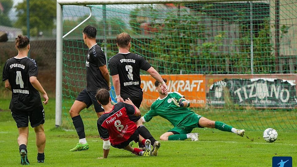 Der Freie TuS (rotes Dress) legte am Sonntag den SC Regensburg aufs Kreuz.