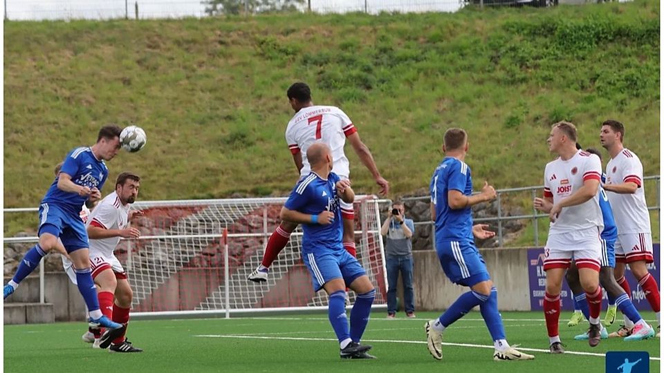Marius Hammes ( links im blauen Dress ) erzielt nach Eckball von Maximilian Robin Berk per Kopf die 2:0 Führung für die Gäste aus Weilerswist 