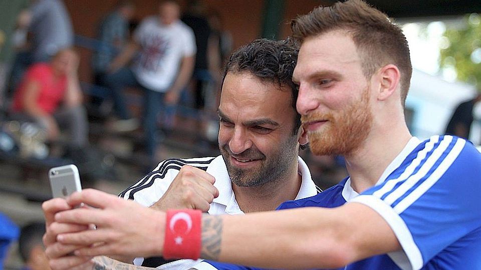 Biebricher Selfies werden Chefcoach Nazir Saridogan (links) und Orkun Zer (Türkei-Schweißband) wohl erstmal ohne Lukas Danielewski schießen müssen. Archivfoto: Parker.