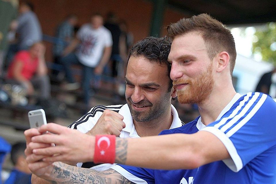 Biebricher Selfies werden Chefcoach Nazir Saridogan (links) und Orkun Zer (Türkei-Schweißband) wohl erstmal ohne Lukas Danielewski schießen müssen. Archivfoto: Parker.