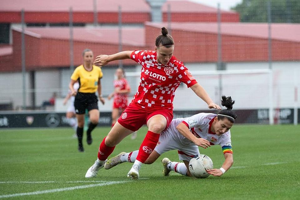 05-Offensivspielerin Nadine Anstatt (links) setzt sich im Pokalspiel beim VfB Stuttgart gegen Anja Selensky (rechts) durch.
