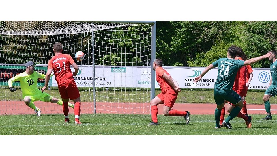 Kein Tor! Eichenkofens Torwart Dennis Just (l.) entschärft den Schuss von Erdings Ludwig Scheidl (Nr. 24) spektakulär per Fußabwehr.
