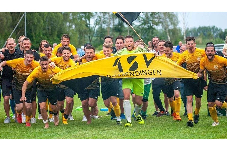 Freude über den Erfolg im Entscheidungsspiel: Der TSV Allmendingen trifft nach dem Sieg gegen Marchtal nun auf Rißtissen. (SZ-Foto: Manfred Scherwinski)