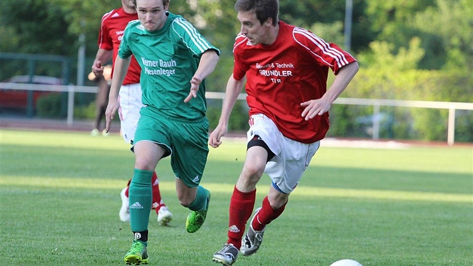 Der SV Griesbach (in rot) setzte sich am Samstag mit 2:1 gegen den 1. FC Schwarzenbach/Saale durch. F: Kastner