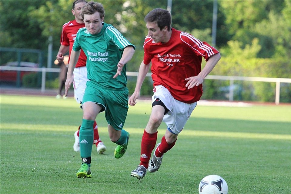 Der SV Griesbach (in rot) setzte sich am Samstag mit 2:1 gegen den 1. FC Schwarzenbach/Saale durch. F: Kastner
