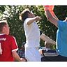 Relegation schont selbst eigene Spieler nicht: Adelshofens Keeper Thomas Rothenfußer trifft seinen Mitspieler empfindlich. Allings Torschütze Andreas Krammer schaut zu. FOTO: WEBER