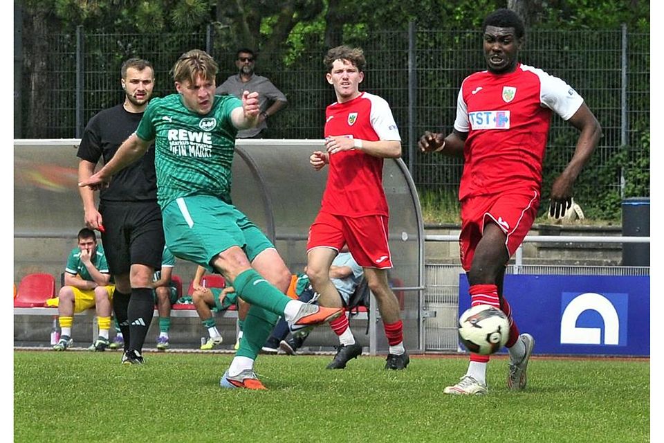 Genau gezielt: Fabian Commes (grünes Trikot) trifft zum 1:0 für die gastgebende Spvgg. Ingelheim. Der Wormser David Boateng (rechts) kann nur hinterherschauen.	Foto: Thomas Schmidt
