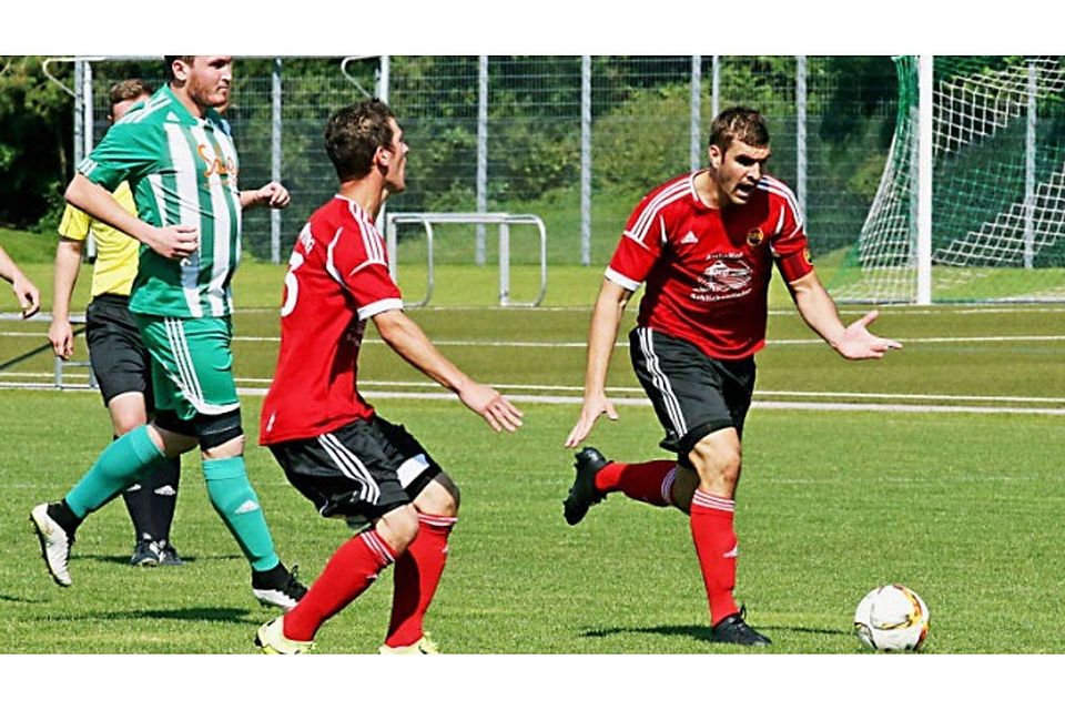 Noch nicht bei 100 Prozent: Dennoch könnte Otterfings Mittelstürmer Florian Bacher (r. in Rot) im Derby gegen Hausham in der Startelf stehen.  Foto: Andreas Leder
