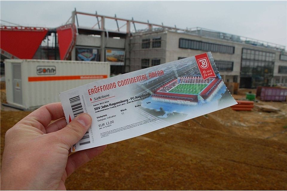 Wer das Eröffnungsspiel in der Continental Arena gegen den FC Augsburg im Stehen verfolgen will, zahlt mit zwölf Euro noch einen moderaten Preis. Für Sitzplätze in der Regionalliga-Saison langt der Jahn aber ordentlich zu: Hier werden bis zu 28 Euro fällig. Foto: Wagner