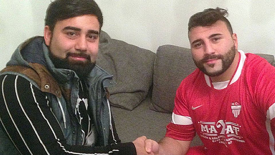Willkommen im Team: Türkspor-Chef Yasin Ata (links) begrüßt Angreifer Alkan Kayahan.