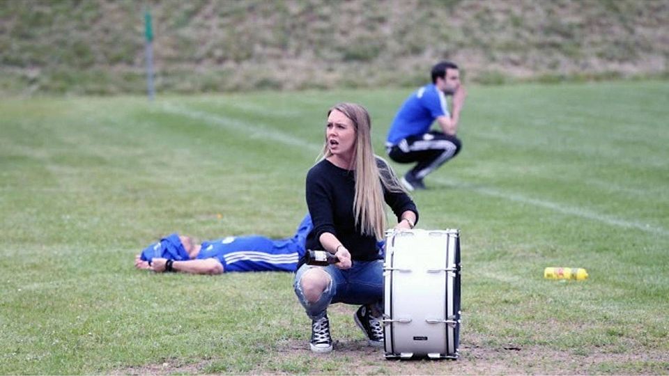 Niemals aufgeben: Alina Faust feuert den SC Roitzheim mit einer Bierflasche als „Trommelstock“ unaufhörlich an. Foto: Küpper