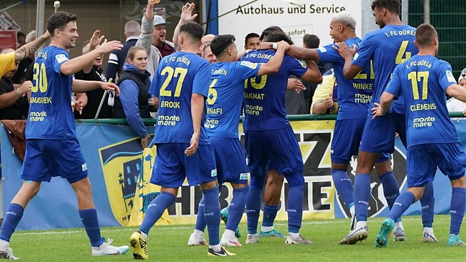 Der 1. FC Düren feiert den 6. Saisonsieg. 