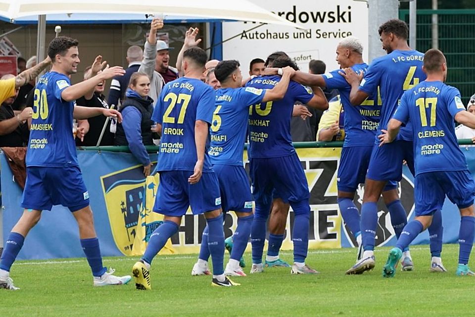 Der 1. FC Düren feiert den 6. Saisonsieg. 