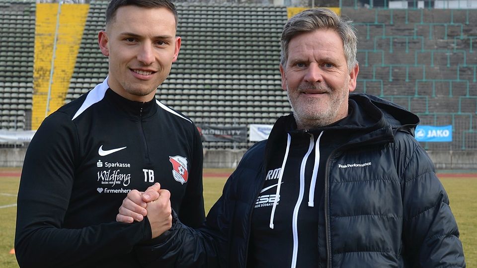 Tobias Beck (li.) hat zur Freude des Sportlichen Leiters Richard Maierhofer seinen Vertrag verlängert.