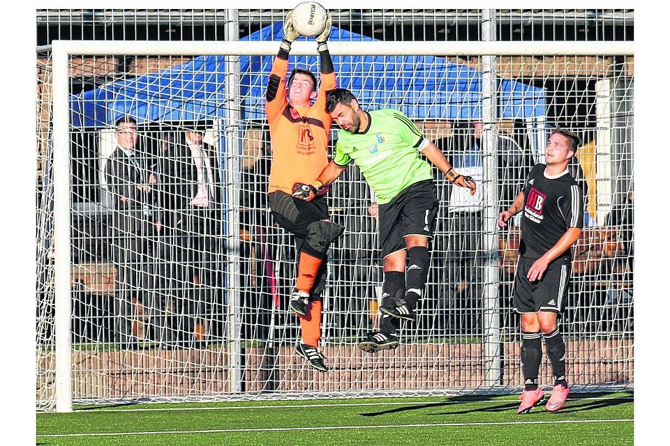 Seltenes Duell: In der Nachspielzeit der Partie SG Stolberg gegen SV Breinig trafen die beiden Torhüter direkt aufeinander. Foto: N. Coopmann