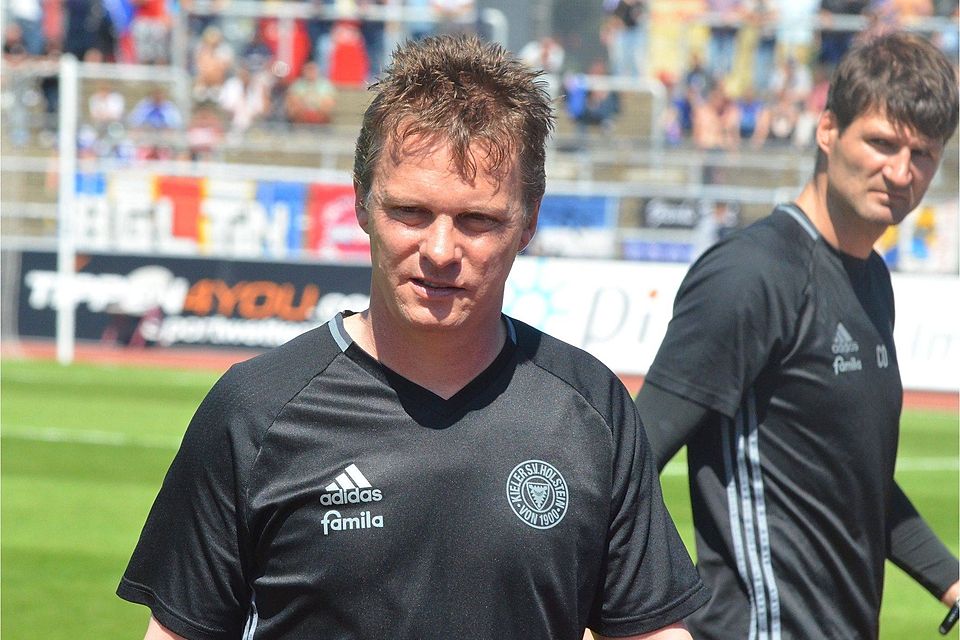Holsteins Trainer Karsten Neitzel (hier mit Co-Trainer Jan Sandmann) wurde am Dienstagmorgen nach nur 4 Spieltagen vom Verein freigestellt. Foto: Hermann.