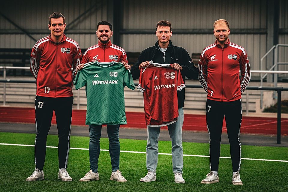 Von links nach rechts: Spielertrainer Philipp Hennes, Sportlicher Leiter Philipp Celiktas, Neuzugang Finn Kremer, Spielertrainer Tobias Kleppel
