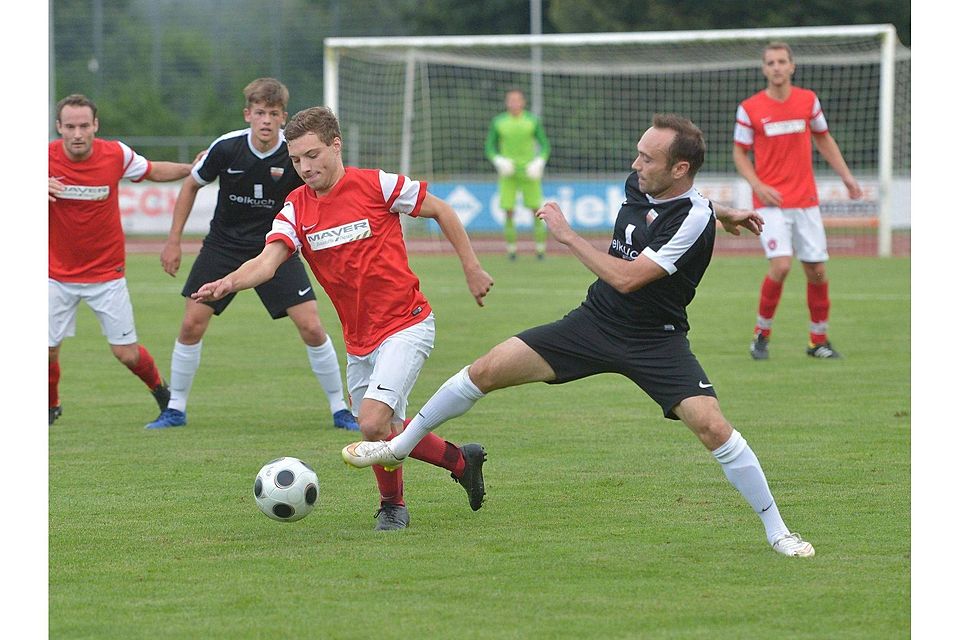 Lukas Margreiter (links) und der SV Weingarten gewannen verdient gegen den TSV Harthausen/Scher (Ralf Baur, rechts.) Derek Schuh