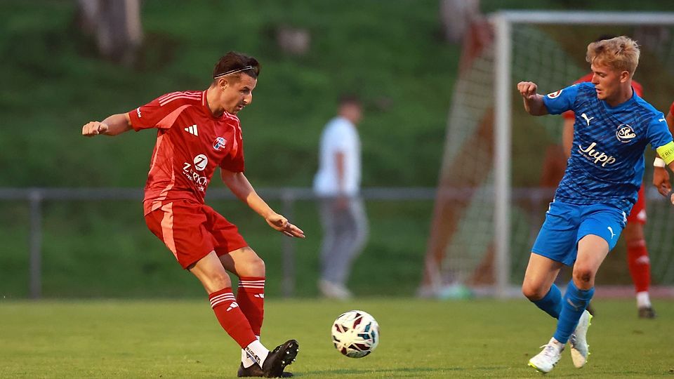 Nico Neumann (links hier im Duell mit Wiesbaums Kapitän Leon Bauer) brach mit seinem Treffer kurz nach der Pause den Bann und erzielte das 1:0 für den FSV Tarforst.