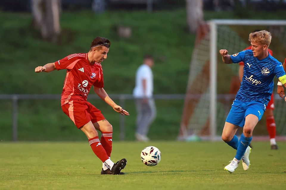 Nico Neumann (links hier im Duell mit Wiesbaums Kapitän Leon Bauer) brach mit seinem Treffer kurz nach der Pause den Bann und erzielte das 1:0 für den FSV Tarforst.