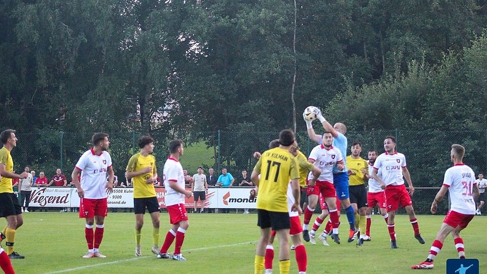 Eine "Prüfung auf Herz und Nieren" erwartet die SpVgg Trabitz (in Weiß-Rot, Spiel in Kulmain) beim Nachbarderby in Tremmersdorf.
