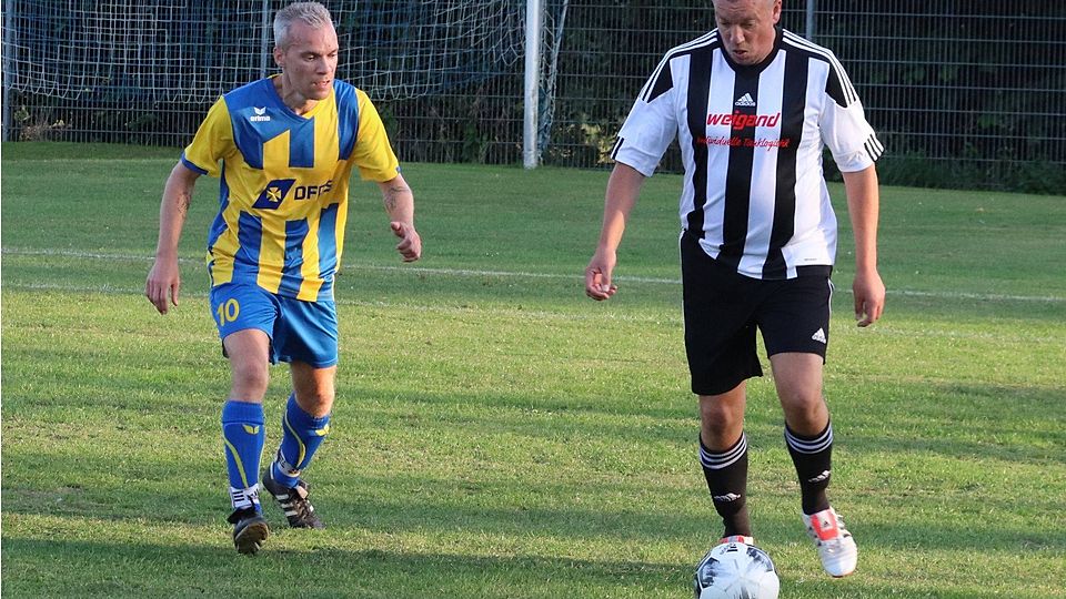 Filippo Callerame attackiert Harsefelds Michael Haase.