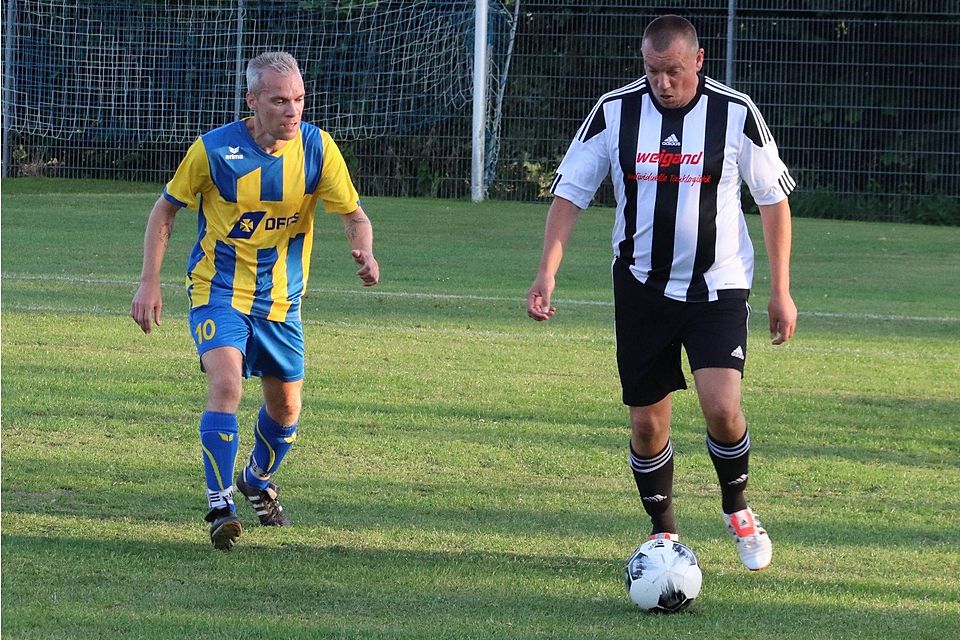 Filippo Callerame attackiert Harsefelds Michael Haase.