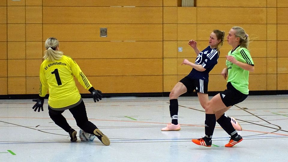 Neben Gastgeber SV 08 Auerbach (in Schwarz) ist auch der SV Altenstadt/Voh. (hellgrünes Trikot) beim Ladies-Indoor-Soccer-Cup am Start.