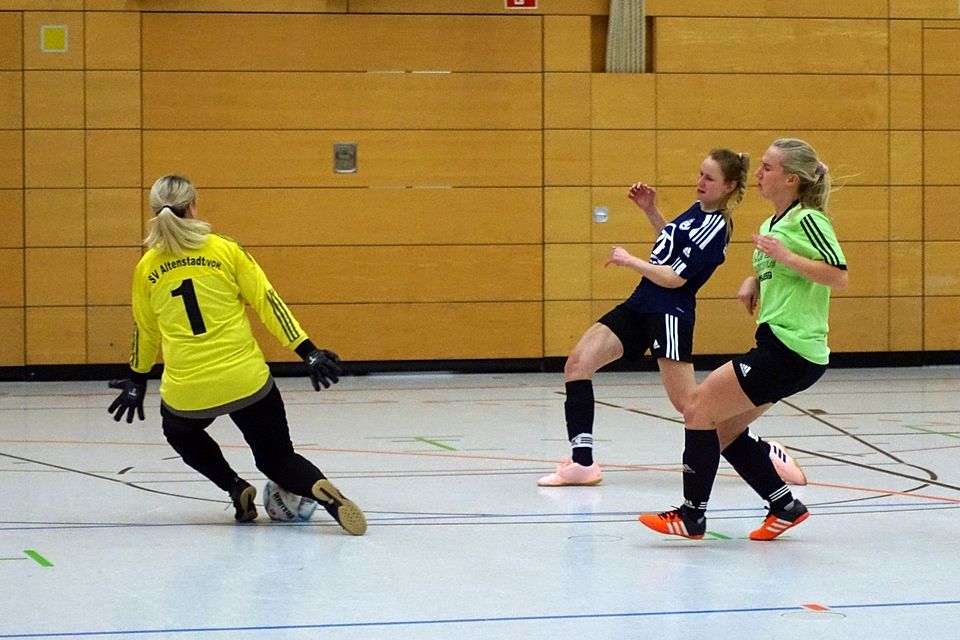 Neben Gastgeber SV 08 Auerbach (in Schwarz) ist auch der SV Altenstadt/Voh. (hellgrünes Trikot) beim Ladies-Indoor-Soccer-Cup am Start.