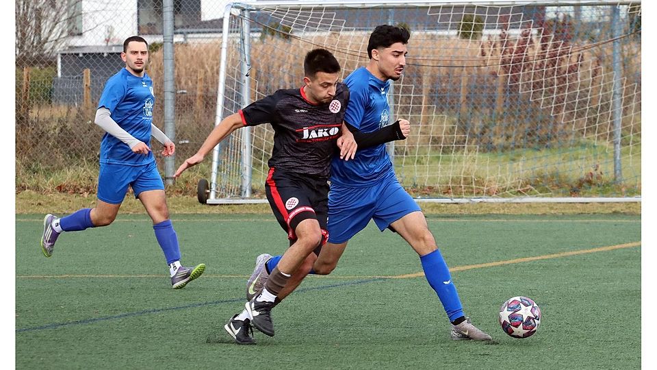 Den Gegner erstmal vom eigenen Tor fernhalten: Diese Aufgabe erfüllten Jawad Panschiri (r.) und seine Mitspieler vom SV Planegg-Krailling II gegen den FC Croatia weitgehend gut, aber letztlich noch nicht gut genug.